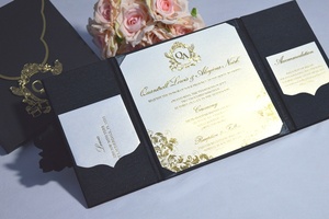 Folio d'invitation de mariage fait main en velours noir avec ruban de satin à double bordure et monogramme de mariage personnalisé - Product Image 4