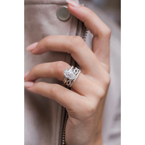 แหวนเพชรประดับเพชรทรงรีสำหรับผู้หญิง แหวนหมั้นเพชรทรงรี ชุบทอง 14K สไตล์คลาสสิก ประดับเพชรแบบ Prong Setting - Product Image 1