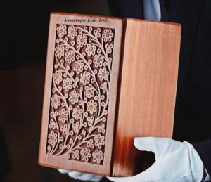 Urnes funéraires rectangulaires biodégradables de luxe, magnifiquement sculptées à la main, en bois de rose indien de qualité supérieure, écologiques et personnalisables - Product Image 1