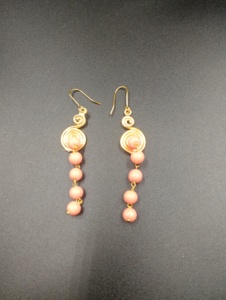 Boucles d'oreilles créoles géométriques plaquées or Amaira Jewels avec perles d'imitation pour femme, bijoux vintage, cadeau - Product Image 4