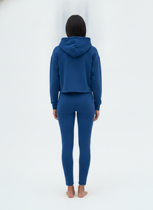 Sweat-shirt court à capuche pour femme en coton et fibre de bambou bleu, avec logo frontal, poches et manches classiques, idéal pour l'automne - Product Image 2