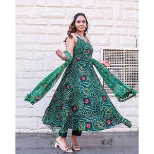 Ensemble de costume en mousseline de soie verte Hara - Disponible en taille XS - Product Image 2