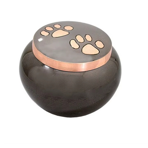Urne funéraire artisanale en laiton massif pour cendres humaines adultes, avec empreintes argentées dans le sable, pour commémoration et inhumation. - Product Image 4