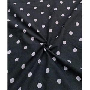 ผ้าฝ้ายพิมพ์ลายดีไซเนอร์ เนื้อนุ่ม ระบายอากาศได้ดี เหมาะสำหรับใส่ในฤดูร้อน ใช้ตัดเย็บเสื้อคุर्ติ เสื้อเชิ้ต ชุดเดรส งานควิลท์ งานฝีมือ วัสดุคุณภาพพรีเมียม - Product Image 1