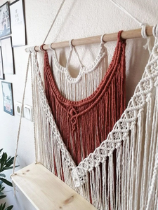 Hermoso Estante Flotante Decorativo de Macramé Hecho a Mano con Cuerda de Algodón y Madera de Pino para Decoración del Hogar, Blanco y Granate - Product Image 5
