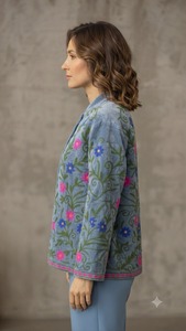 เสื้อแจ็คเก็ตกำมะหยี่ปักลายซูซานีสีฟ้าทำมือสำหรับผู้หญิง ลายดอกไม้เถาวัลย์ สไตล์โบฮีเมียน เอธนิค ขายส่ง แฟชั่นบูติก ซัพพลายเออร์ B2B - Product Image 2
