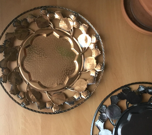Plato de Presentación Redondo de Metal Plateado Vintage con Borde Festoneado y Textura Martillada para Decoración de Mesa de Bodas y Fiestas - Product Image 4