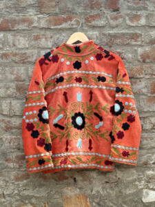 เสื้อแจ็คเก็ตถักนิตติ้งผ้าฝ้าย 100% ปักลายดอกไม้แบบซูซานี ทำมือ สไตล์โบโฮดั้งเดิมสำหรับผู้หญิง เหมาะสำหรับฤดูใบไม้ผลิและฤดูหนาว ขายส่ง - Product Image 6