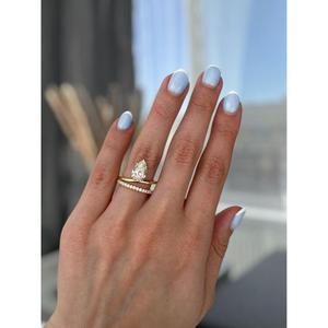 Anillo de compromiso con diamante talla pera y banda doble de pavé redondo en oro amarillo macizo con engaste de puntas para mujer. - Product Image 1