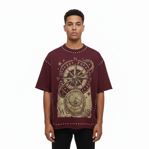 Camiseta Oversize para Hombre Color Borgoña con Detalles de Pedrería y Logotipo de Brújula en la Espalda, Estilo Urbano, Manga Corta, Jersey de Algodón, Cuello Redondo - Product Image 3