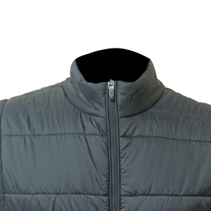 เสื้อกั๊กคุณภาพสูง น้ำหนักเบา ทรงบับเบิ้ล ผลิตจากโพลีเอสเตอร์ 100% ไม่มีแขนเสื้อ บุด้วยใยสังเคราะห์ 150 กรัม พร้อมซิปที่กระเป๋าและด้านหน้า - Product Image 2