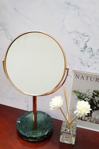 Miroir de maquillage de luxe sur pied avec base en marbre, miroir de toilette haut de gamme en métal doré, miroir de maquillage rotatif - Product Image 2