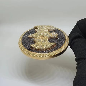Broche de luxe charmante en argent 925 avec diamant rond taille brillant, motif bouclier noir et or, bijou unisexe, cadeau - Product Image 1