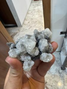 Calcedonia Negra y Gris de Alta Calidad con Stilbite |   Espécimen de Cristal de Colección Premium - Product Image 3