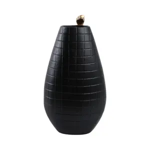 Florero de Metal Hecho a Mano de Lujo para Interiores Elegantes, Florero de Metal Artístico y Moderno para Exhibición en Interiores - Product Image 2