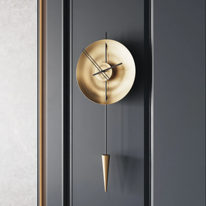 Reloj de pared circular minimalista, geométrico, lineal y calado en negro con manecillas doradas, disponible a precios de mayorista. - Product Image 4