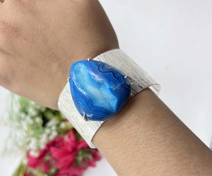 Bracelet manchette large ajustable fait main en argent plaqué avec pierre triangulaire en sucre druzy bleu ciel naturel sertie à griffes - Product Image 1