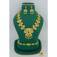 Ensemble de collier court plaqué or de qualité supérieure, nouvellement conçu, avec boucles d'oreilles, bague et bracelet, bijoux finement finis, charmants