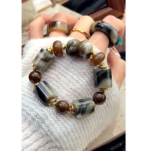 Bracelet en résine fait main de qualité supérieure avec une expression artistique unique, bijoux élégants pour femmes et jeunes adultes - Product Image 1