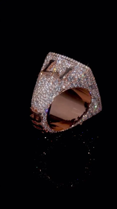 Bague de luxe en or rose sertie de diamants et de zircone cubique taille baguette, style hip-hop, bijou tendance et brillant - Product Image 3