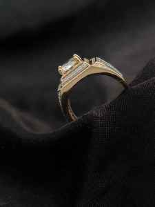 แหวนฮิปฮอปหรูหราประดับเพชรเคลือบทอง 18K ทรงสี่เหลี่ยมประดับเพชร CZ แหวนสเตทเมนท์สำหรับทุกเพศ เครื่องประดับบลิงค์ขายส่ง - Product Image 5