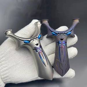 Slingshot de qualité supérieure avec motif éclair bleu et poignée confortable, idéal pour les sports de plein air, la pratique de la cible et les loisirs. - Product Image 4