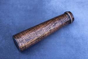 Botella Redonda de Latón Estilo Art Deco (Grabado Antiguo) para Bodas, Cumpleaños y Aniversarios - Product Image 5