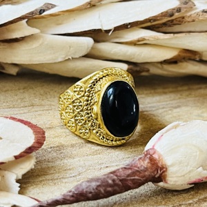 Bague en Onyx Noir à Motifs Bohèmes, Bijou Tribal en Laiton Plaqué Or 18 carats pour Femme, Bande Texturée Chic et Géométrique - Product Image 3
