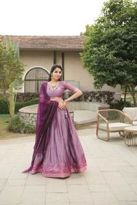 Tenue de fête : Lehenga Choli scintillant avec bordure richement tissée et dupatta élégant - Product Image 4