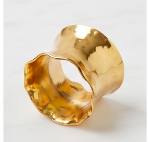 Anneau de serviette en métal doré, design ondulé sculpté à la main, rond, parfait pour la table et comme accessoire de décoration - Product Image 1