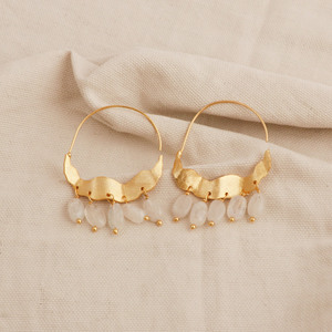 Boucles d'oreilles créoles en pierre de lune arc-en-ciel - Boucles d'oreilles créoles plaquées or - Bijoux bohèmes faits à la main - Cadeau pour femme - Product Image 3