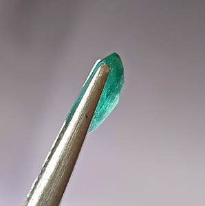 Émeraude naturelle zambienne de 1,55 carat, taille ovale facettée, pierre précieuse non montée - Product Image 5