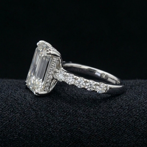 Bague de luxe en diamant taille émeraude 10,3 carats, solitaire 8,5 carats en platine PT950, certifiée IGI, chef-d'œuvre pour fiançailles et mariage - Product Image 2