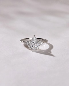 Bague en diamant taille poire de laboratoire en or jaune massif 14 carats avec pierres d'accentuation rondes, bande de 1,6 mm, cadeau de fiançailles et de mariage - Product Image 1