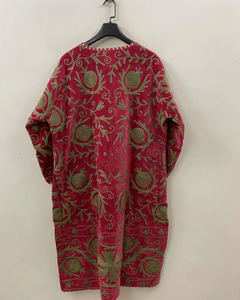 ชุดกิโมโนกำมะหยี่ปักมือลายซูซานีสุดหรู สีแดง พร้อมผ้าคลุมกำมะหยี่ปักลายดอกไม้สีเขียวเซจอย่างประณีตสำหรับผู้หญิง - Product Image 2