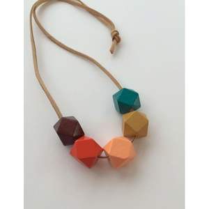 Collier artisanal en résine de cristal et en bois - Accessoire de mode élégant - Product Image 4