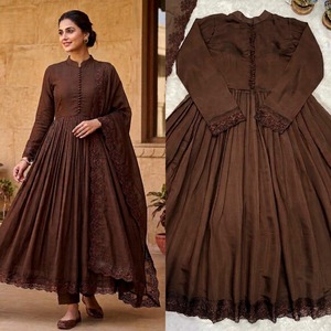 Traje de Gala Estilo India-Pakistán con Bordado, Seda Romana Pura, Vestido y Pantalón con Bordado Intenso, Dupatta con Bordado - Product Image 2