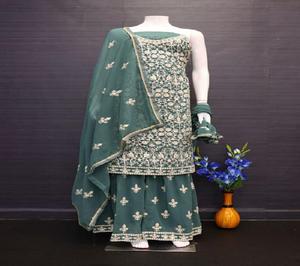 Ensemble élégant Gharara Kurta avec broderie et travail de sequins, en tissu Georgette Fox, comprenant un pantalon Palazzo et un Dupatta - Product Image 2