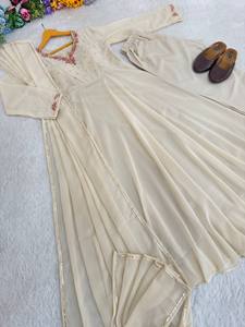 Robe Anarkali blanche en faux georgette, col en V, manches brodées, style Choli, dupatta en dentelle dorée, pour l'hiver et l'été, idéale pour les fêtes - Product Image 6