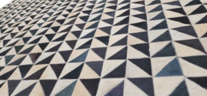 Tapis en patchwork de peau de vache naturelle, cheveux noirs et blancs sur tapis en cuir, design moderne fait à la main - Product Image 4