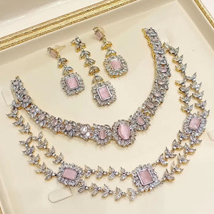 Sofisticado collar de cadena de oro minimalista afgano con colgante de halo de piedra blanca redonda y cristal verde esmeralda. - Product Image 1