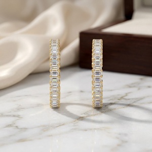 Pendientes de Aro Abierto con Diamantes de Corte Esmeralda de 5.20 CTW - Product Image 2