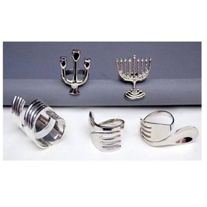 Candélabre Menorah en aluminium, anneaux de serviette argentés, design moderne, écologique, durable, décoration de table pour mariage. - Product Image 1