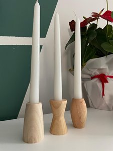 Ensemble de 3 bougeoirs coniques en bois naturel, style minimaliste, design scandinave moderne, pour la décoration de table à manger - Product Image 2