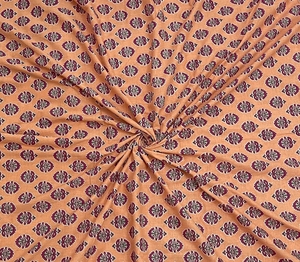 Tela de Algodón Ligera y Ecológica con Estampado a Mano Indio para Vestidos de Niños, Decoración del Hogar y Costura - Diseño Floral Buti Sanganeri Color Durazno - Product Image 1