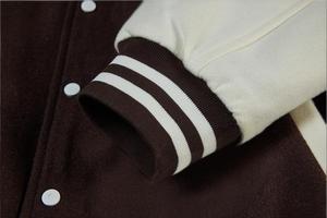 Veste varsity marron pour homme avec manches blanches, coupe classique, col rabattu, fermeture boutonnée, couleur unie, vêtement décontracté pour l'automne - Product Image 4