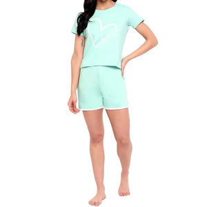 Conjunto de camiseta y pantalones cortos hasta la rodilla para mujer con logotipo personalizado, de algodón tejido, estilo urbano, corte regular, informal, hecho a medida en Pakistán. - Product Image 2