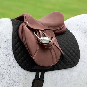 Tapis de selle d'obstacle confortable de haute qualité avec absorption des chocs et sangle de maintien pour l'équitation - Product Image 1