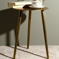 Table d'appoint élégante en métal finition or avec plateau en marbre pour une décoration de salon stylée
