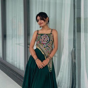 Blusa Tradicional de Diseñador con Estampado Especial para Navratri, en Poliéster y Rayón, con Bordado Pesado de Espejos, y Lehenga de Satén Chinon con Encaje Gota Patta - Product Image 1
